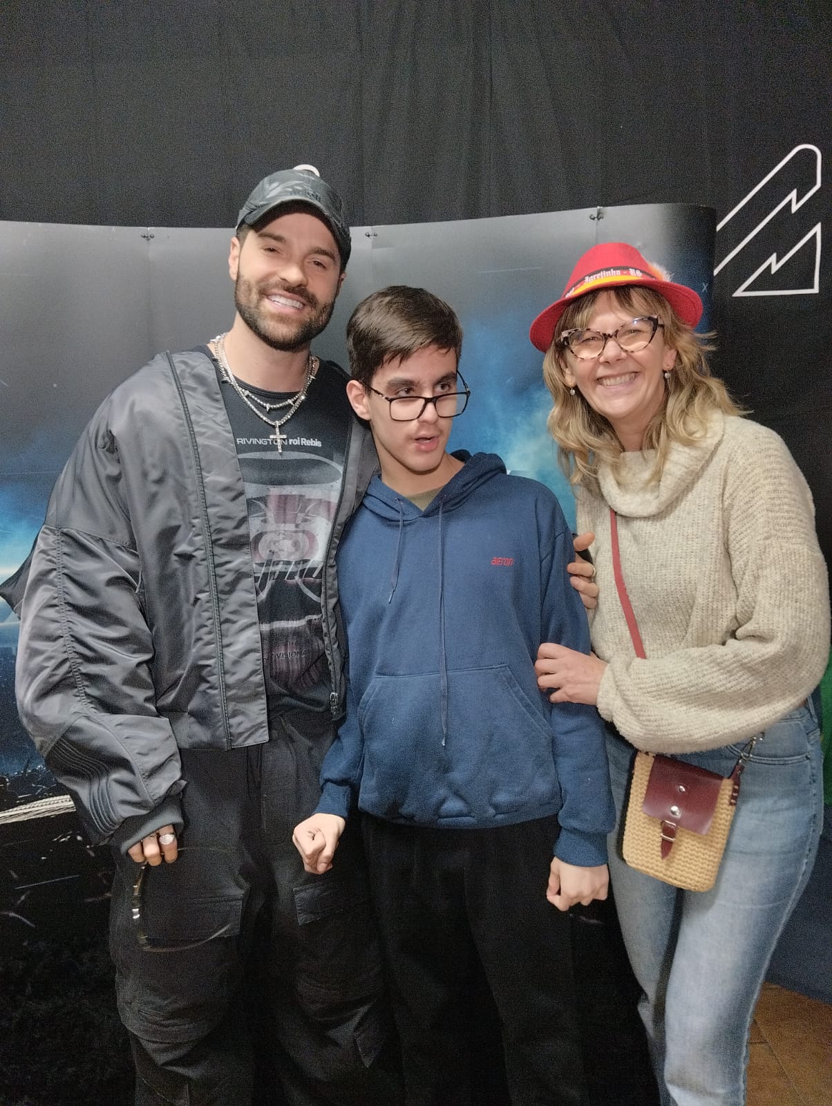 Enzo, paciente do Espaço Dom Quixote, com o DJ Alok nos bastidores